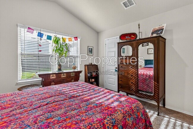 Building Photo - 2425 Ayers Dr