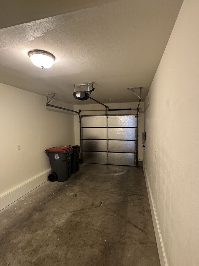 Building Photo - 2 Bedroom-2.5 Bath Townhome