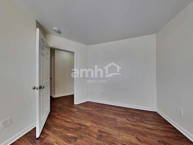 Building Photo - 321 Mossy Wood Rd