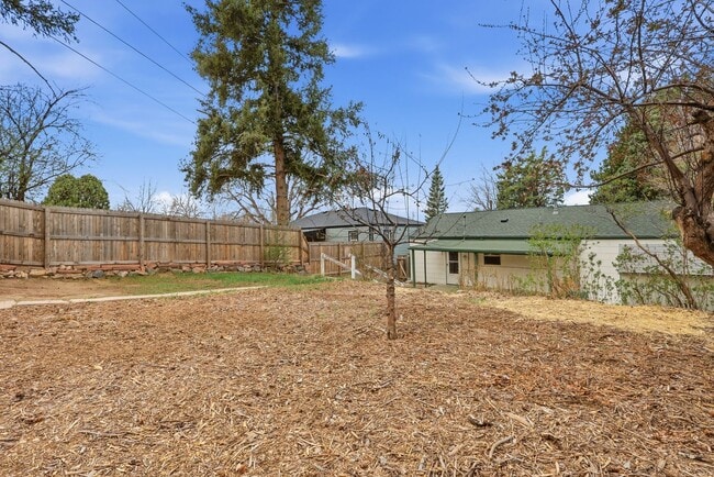 Building Photo - 3 Bed 1 bath Home in Downtown Castle Rock!