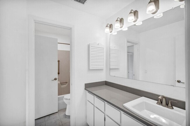 Building Photo - 100 Bay Point Dr