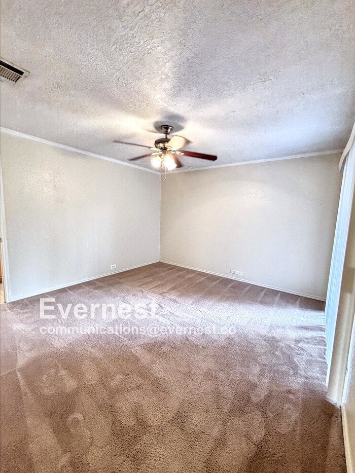 Building Photo - 8731 Summit Pines Dr