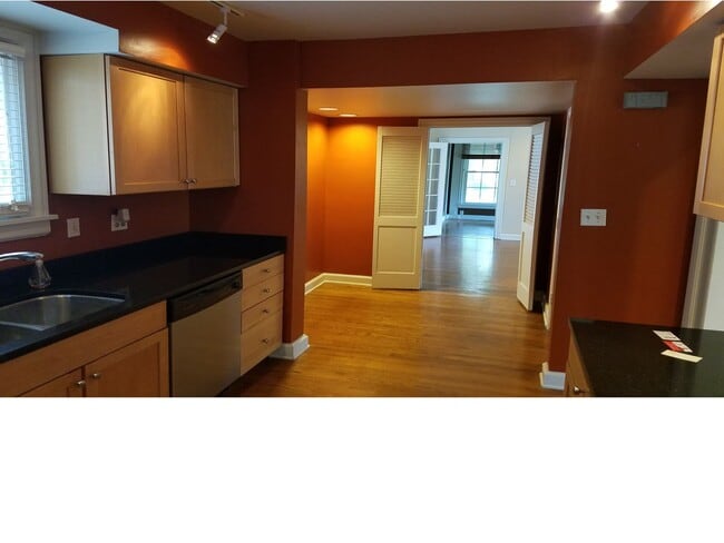 Building Photo - Charming Corner Lot Home Near U of I
