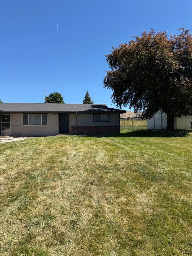 Building Photo - 6131-6131 Onyx Ave