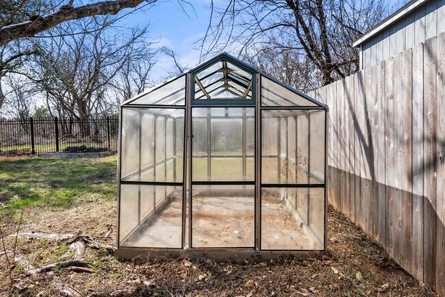 Building Photo - 8303 Wexford Dr