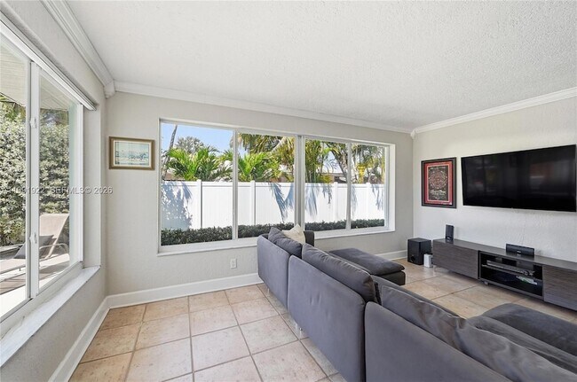 Building Photo - 2725 SE 2nd Ct