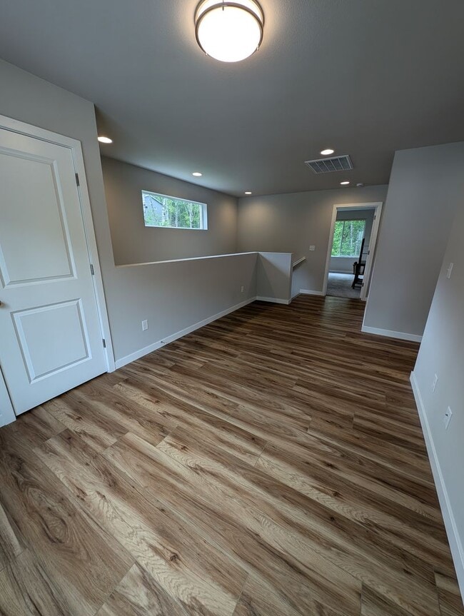 Building Photo - Pristine Bremerton 3 Bedroom Home AVAILABL...
