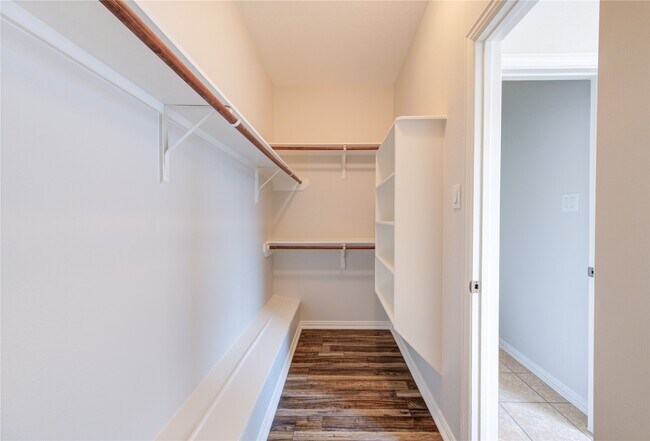 Building Photo - 24615 Lakecrest Bend Dr
