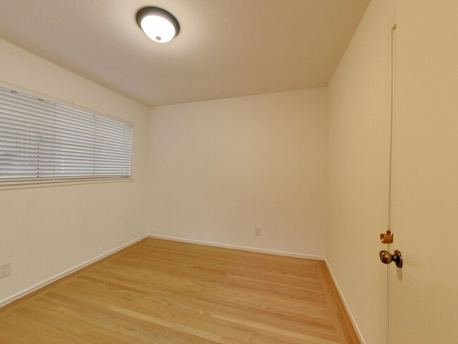 Building Photo - 4BR Home with Jaw-Dropping Views, Garage, ...