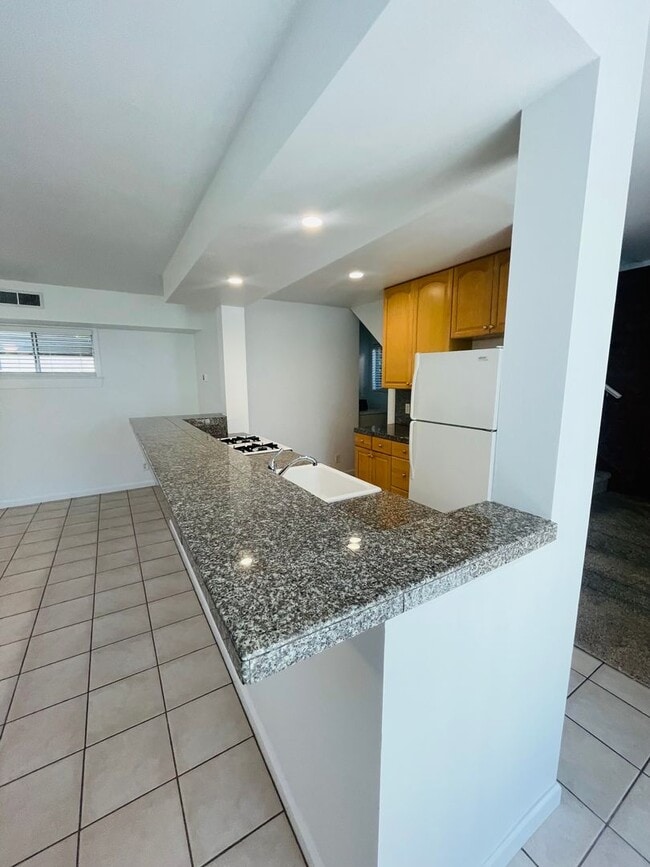 Building Photo - 2/1 rear unit in Land Park