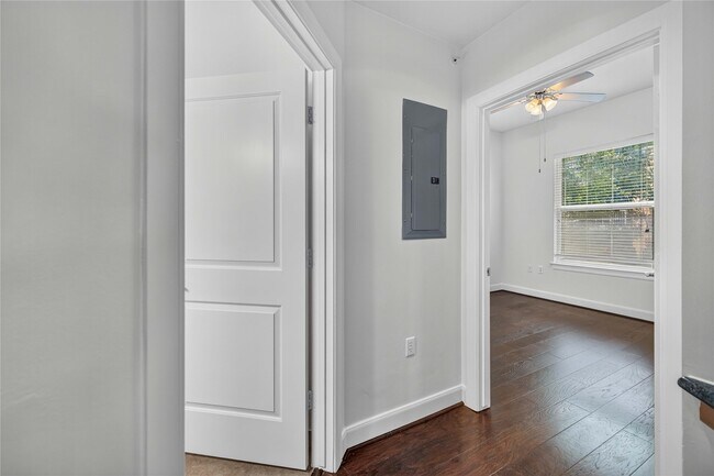 Building Photo - 1010 Rosine St