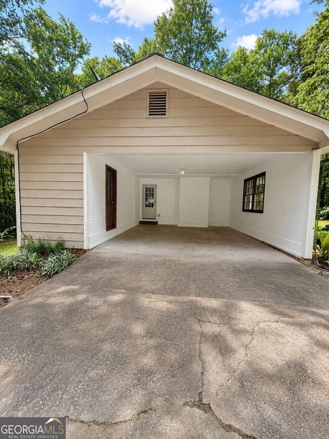 Building Photo - 300 Robinson Dr