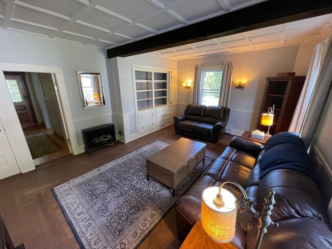Building Photo - Exceptional 4-Bedroom Home for Rent in Dal...
