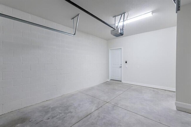 Building Photo - 4828 Chantilly Rd