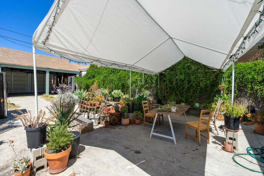 communal area in back - 207 E Avenue 31