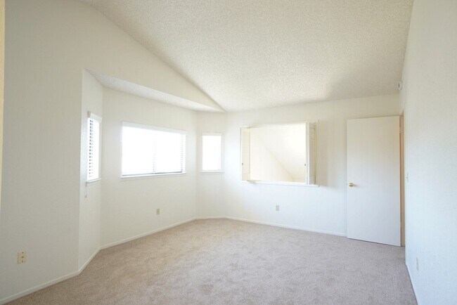 Building Photo - 1221 Primrose Ct