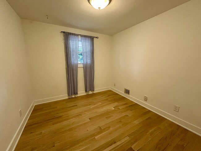 Building Photo - 2739 Woodley Pl