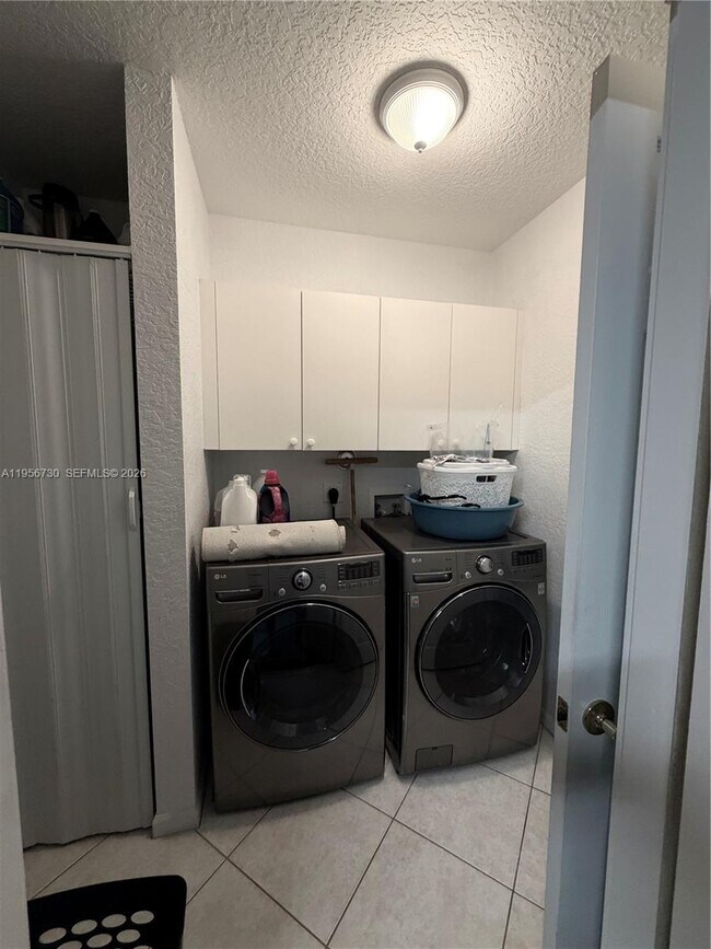 Building Photo - 10390 Utopia Cir E