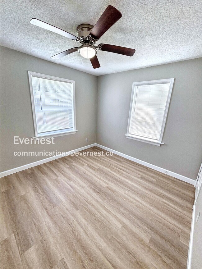 Building Photo - Updated 3 Bedroom Home in St Louis / Pet F...