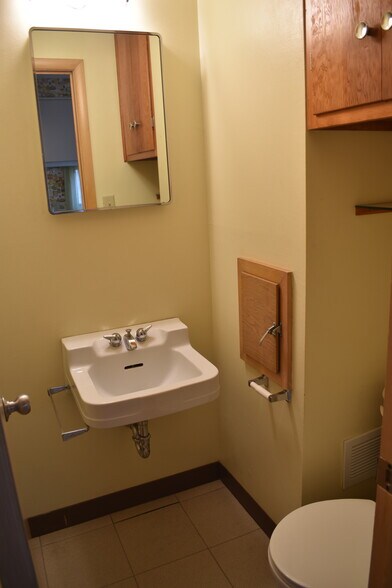 1/2 bathroom (1st floor) - 8747 Parkview Ct
