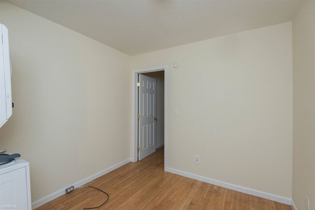 Building Photo - 2 br, 1 bath Triplex - 1745 WILLINGTON ST ...