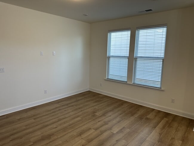 Building Photo - 1027 S Point Rd