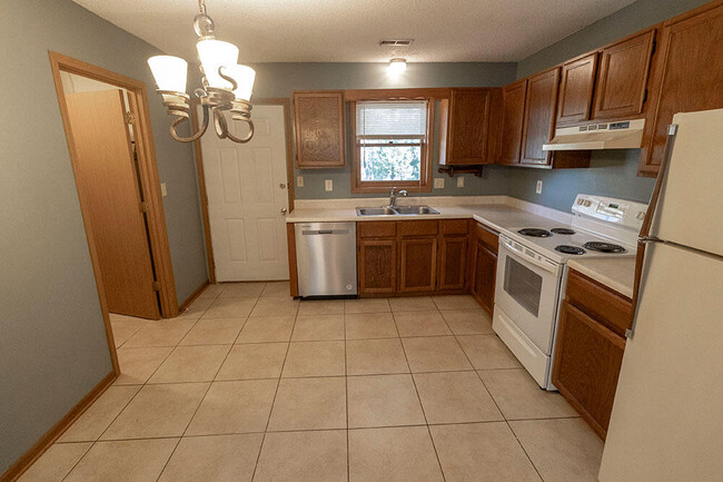 Building Photo - 1304 Millbrook Ct