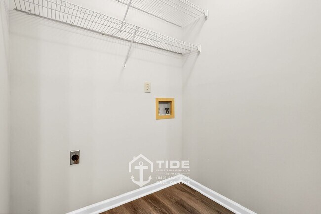 Building Photo - Modern Living in the Heart of West Ashley