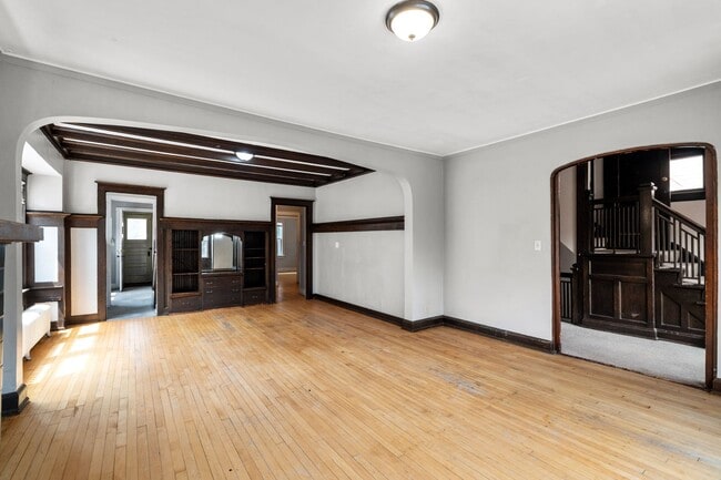 Building Photo - Maryland Upper steps to UWM