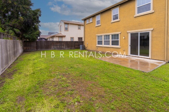 Building Photo - South Tracy 4-Bed Home with First-Floor Bedroom