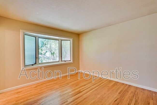 Building Photo - 834 Orange Ave