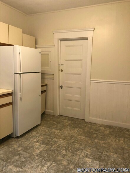 Building Photo - 533 Newbury St