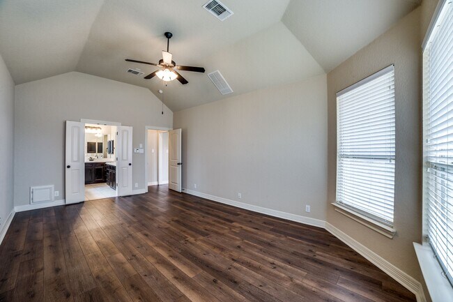 Building Photo - GORGEOUS 4-BEDROOM IN BELTERRA