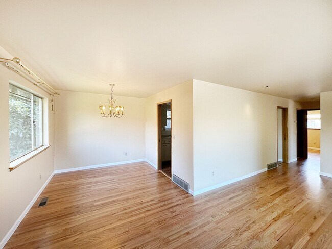 Building Photo - 2Bd/1.75Ba Seattle House
