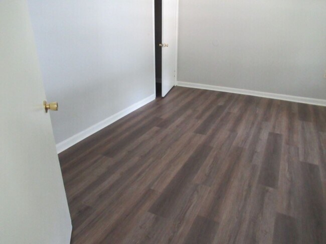 Building Photo - 598 Adamson Ave