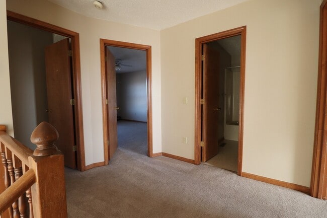 Building Photo - Spacious Townhome