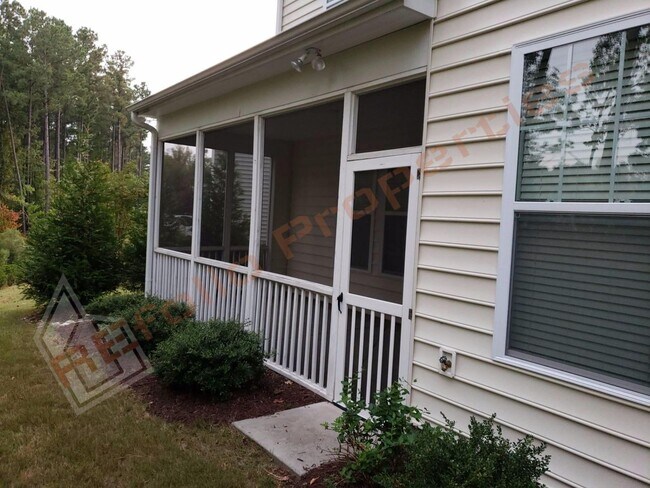 Building Photo - Beautiful 5 Bedroom End Unit Townhouse wit...