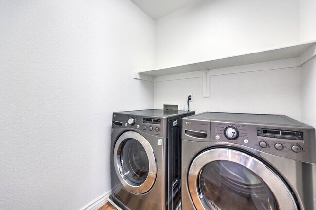 Building Photo - Stunning 3 Bedroom 2.5 Bathroom Home in Gate Community