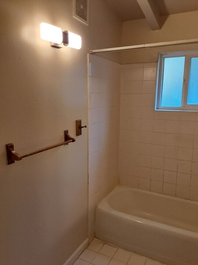 Building Photo - 2 bd 1 ba with off-street parking