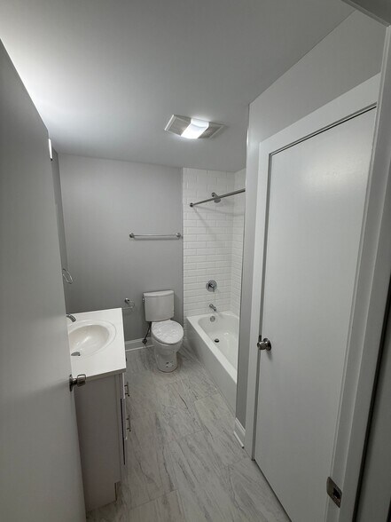 Building Photo - 744 W Gordon Terrace