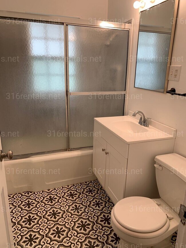 Building Photo - $950 - 2 bedroom 1 bathroom - Single family home *COMING SOON*