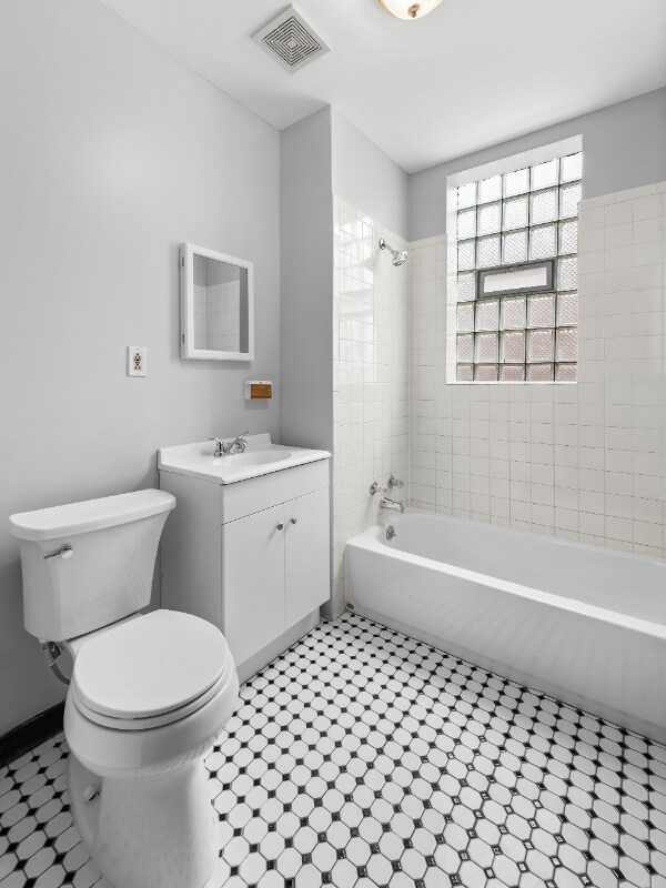 Building Photo - 879 N Richmond St