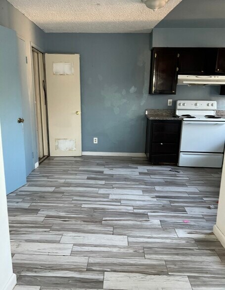 Building Photo - 609 Moore St