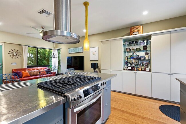 Building Photo - 805 Cumberland Rd