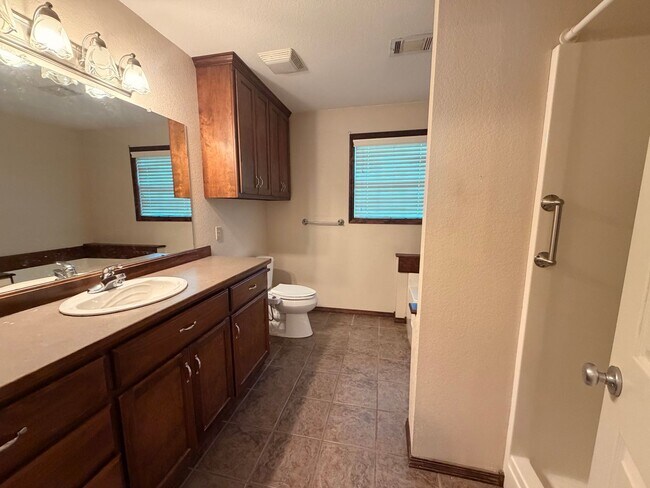 Building Photo - Discover this spacious 3-bedroom, 2-bathroom home in Russellville, AR.