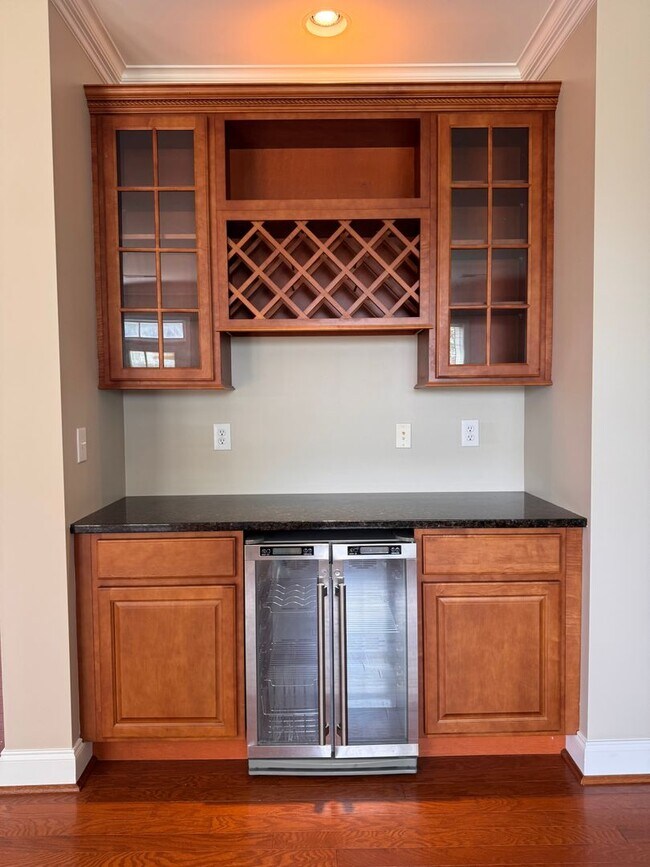 Building Photo - Stunning 5 Bedroom 4 Bath Home with 3 Car ...