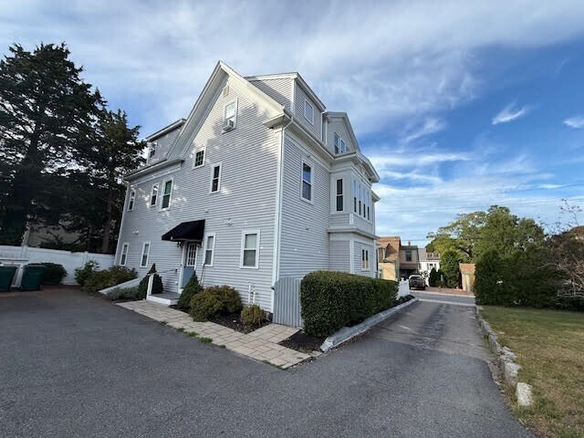 Building Photo - 31 Mayflower St