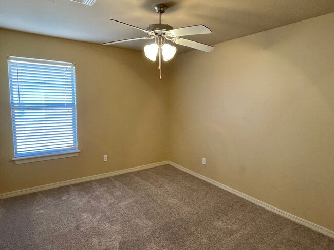Building Photo - Edmond Home in Gated Community & Deer Cree...