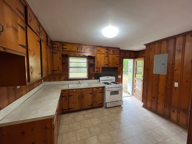 Building Photo - **ON HOLD**3 Bedroom / 1 Bathroom Home for...