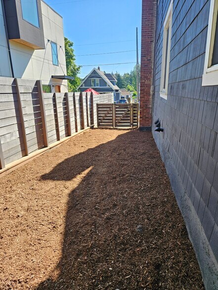 Side Yard fenced - 1427 27th Ave